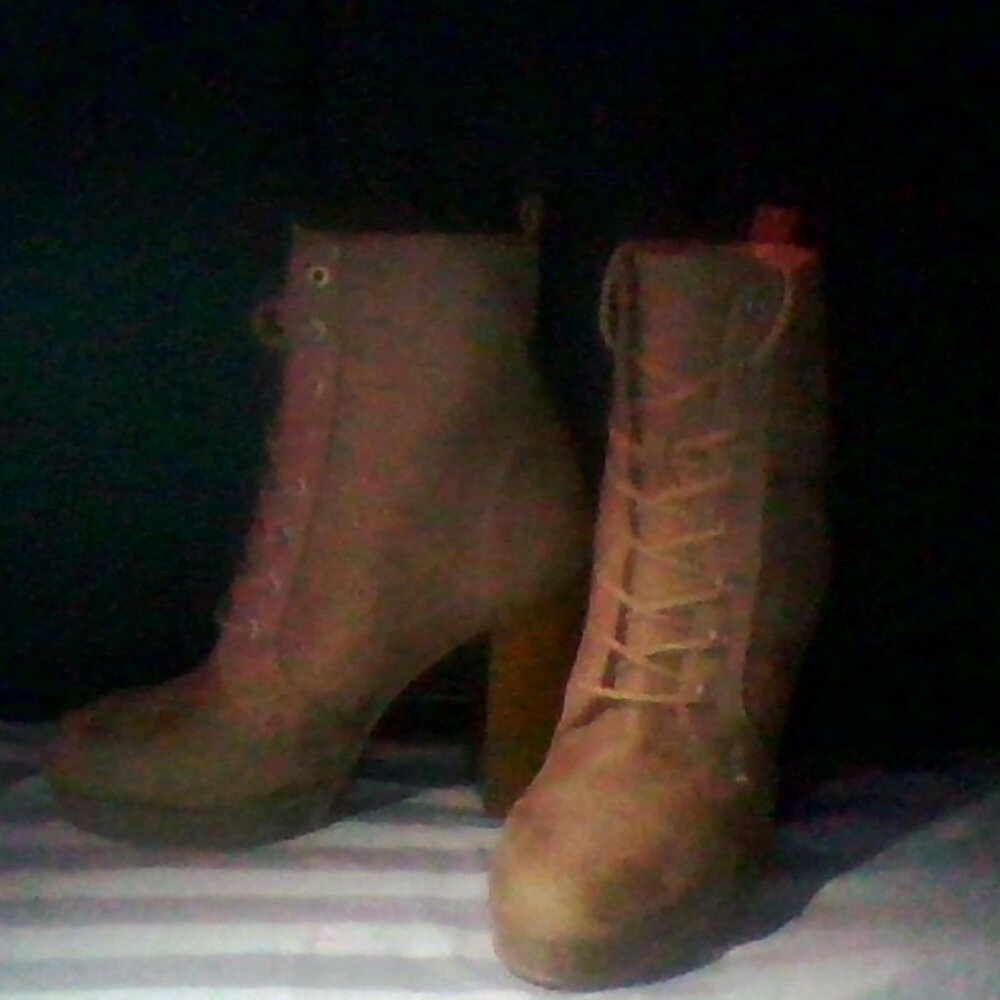 Charlotte Russe / Serina/ size 6/ Light Brown Suade,